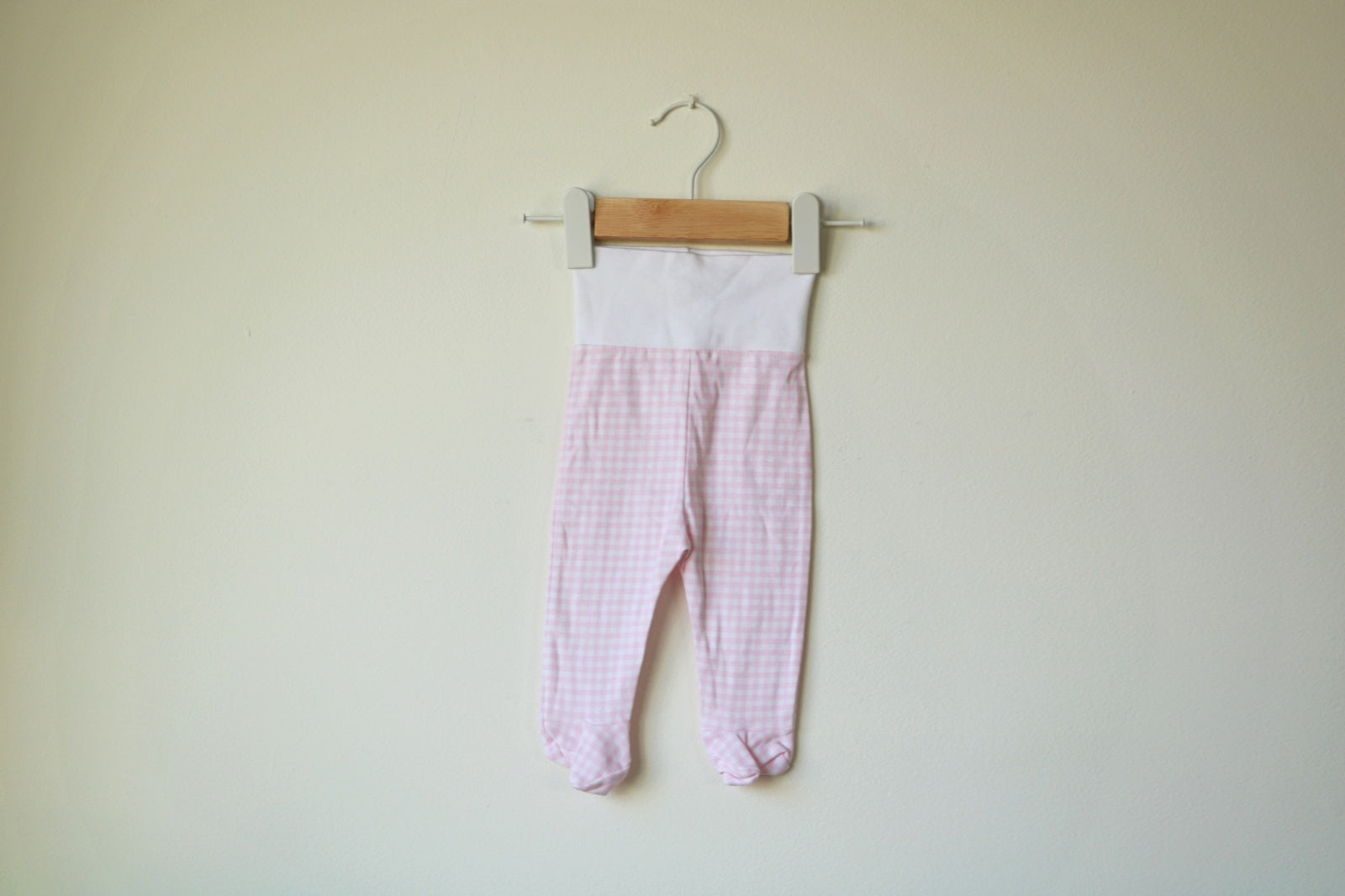 Calças c/ pés para Bebé Menina de 1 - 3 meses | Clobies